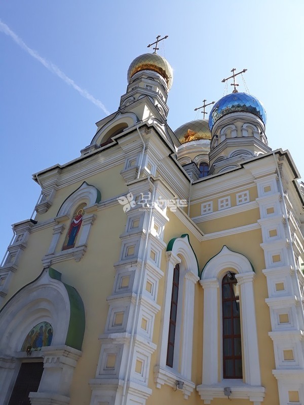 초여름 햇살에 포크롭스키 정교회 예배당이 유난히 빛나보인다