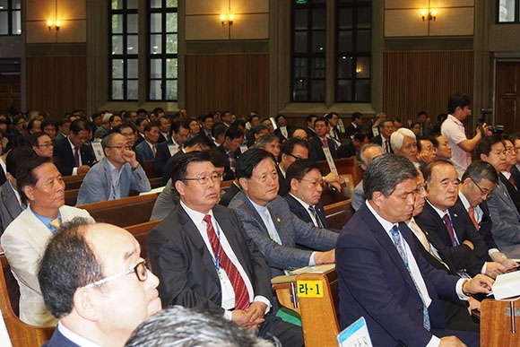 중앙이 윤익세 목사