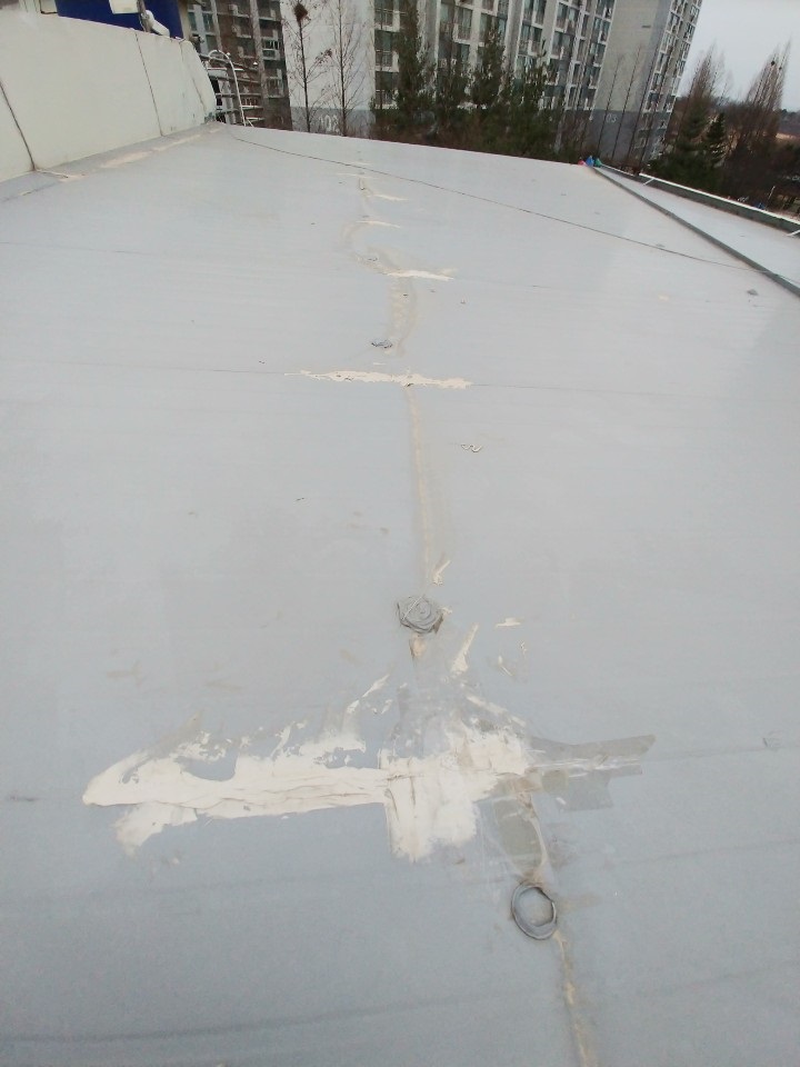 경기도 이천 S교회 수리 전 교육관 지붕