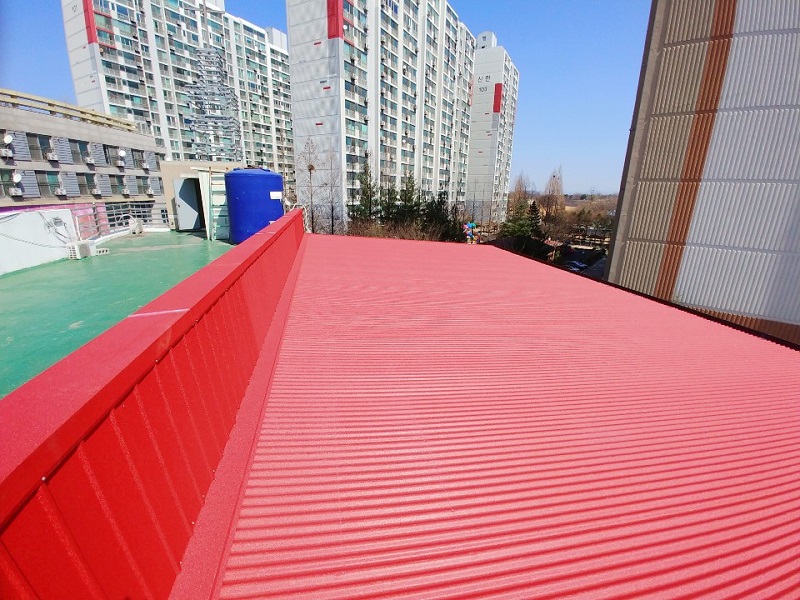 노후되고 위험한 지붕을 새 지붕으로 시공 완료한 모습