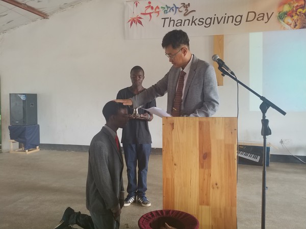 세례를 베푸는 김용현선교사