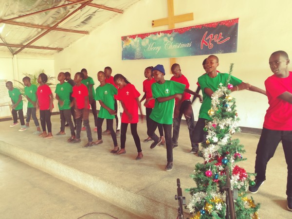 도서관, 교회 다목적으로 사용하는 시설에서 찬양하는 아이들