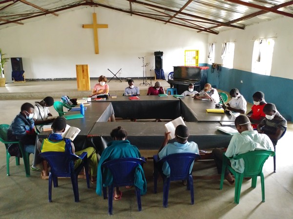 경제적 어려움으로 인해 학교에 못가는 아이들을 위해 교회가 운영하는 학교