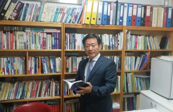 송명덕 목사는 총신대학교 및 동 신학대학원과 동 대학원을 졸업하고 동탄에서 목회중이다. 저서로는 『계시록 강해집 “때를 알라 주님이 오신다』(광야의소리), 칭의론 논쟁의 기본 문제를 다룬『저 사람 천국 갈 수 있을까』(좋은땅)가 있다.