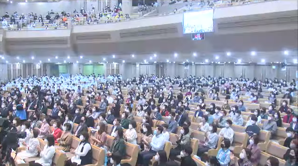 5월 첫주 새에덴교회, 4월보다 좀 더 많은 성도들이 거리를 유지하며 예배를 회복중