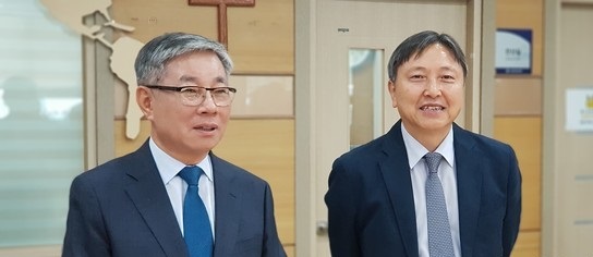 오른쪽이 박영기 선교사, KPM 본부장