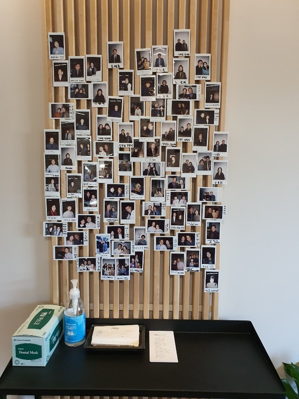 야곱의 우물을 방문하거나 예배드리러 온 분들 사진