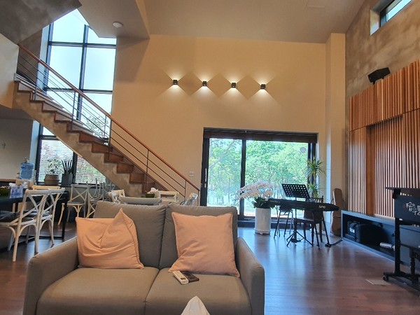 예배당 실내에서 창문을 통해 정원이 시원하게 펼쳐져 있다.