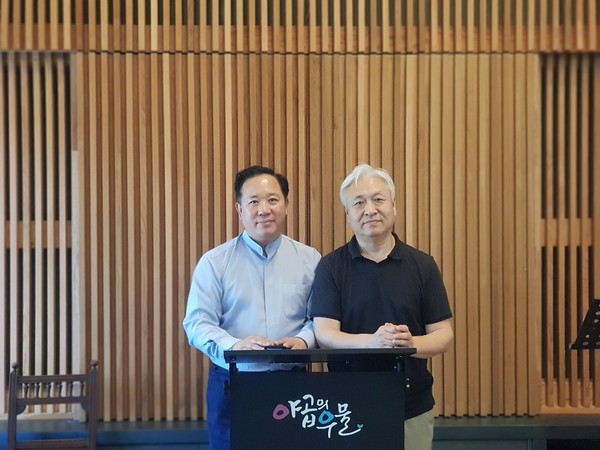 이건송목사(우, "야곱의 우물" 대표 ), 최원영목사(좌, 본지 발행인, 본푸른교회담임)