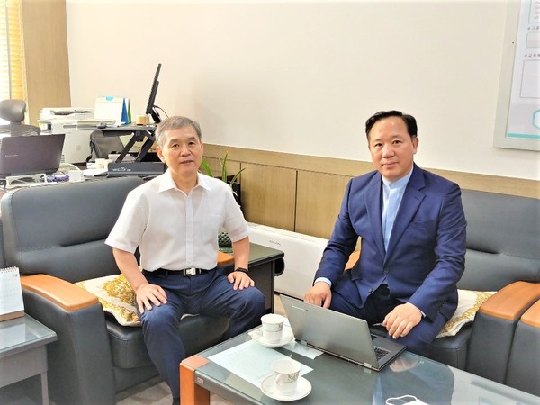 조규철교장(좌, 안산동산고), 최원영목사(우,본헤럴드대표)