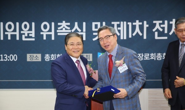 남서호 목사에게 위촉장을 수여하는 소강석 부총회장