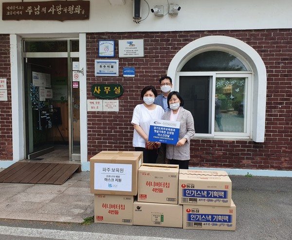 신경숙이사장(우, 신경숙어학원원장, 중앙대학교 석사,박사,  중앙대학교 객원교수,북경대학교 연구교수.김용택대표(좌, 주식회사 링크이)