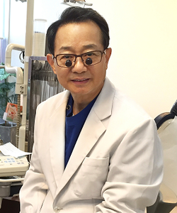 이원유 원장 - 연세이원유치과의원원장, 전 연세대 교수, 교정전문의, 워싱턴주립대 교정과 초빙교수, 켄터키대학 구강안면통증센터 초빙교수, 세계치과교정학회, 미국치과교정학회, 구강안면통증학회, 아시아 임플란트학회 회원, 아시아 두개안면장애학회 회원, 대한치과교정학회 정회원, 대한치과이식임플란트학회 회원
