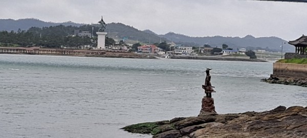 울돌목을 놓고 진도와 해남에 있는 이순신 장군 동상
