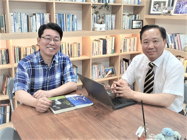김대조목사(좌,사랑기쁨교회), 최원영목사(본헤럴드발행인)