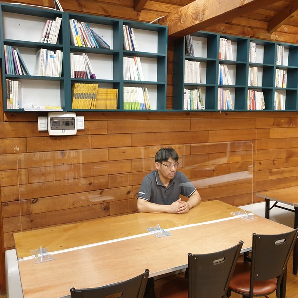 본푸른교회는 소그룹과 성도간의 교제를 위해서 식당에 비말차단 가로막을 설치하여, 성도들이 안심하고 신앙생활을 할수있도록 돕고 있다. 