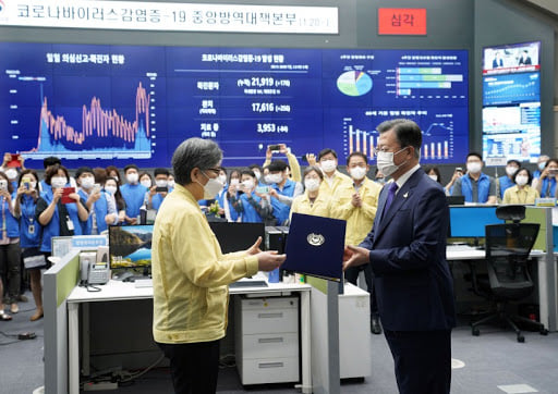 코로나19가 범접하지 못하는 방역본부, 마스크는 왜? 거리두기는 실종