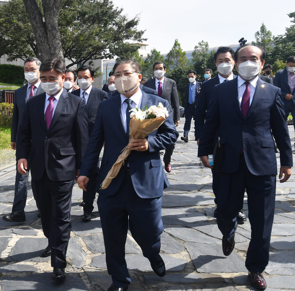 양화진 선교사 묘역에 입장하는 배광식 부총회장, 소강석 총회장, 송병원 장로부총회장