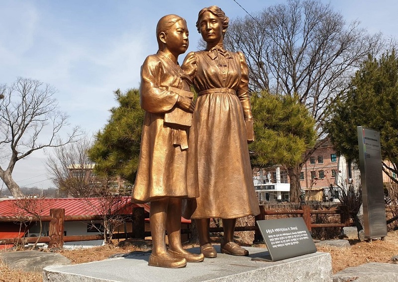 공주 영명학교에 세워진 유관순과 그의 스승 사에리시 선교사 기념비