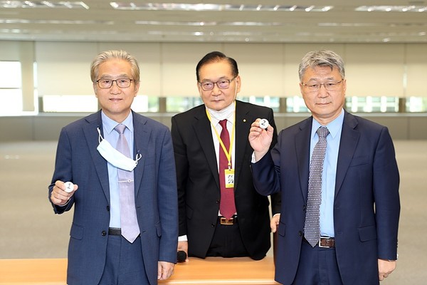 김감 선거관리우원장 박계화 목사와 두 후보