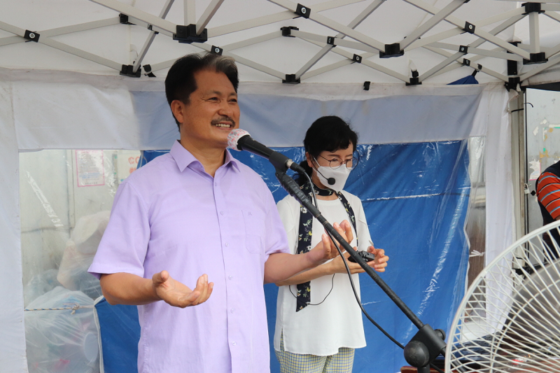 임명희 목사 / 영등포 노숙인의 대부로 알려진 임명희 목사(광야교회 담임)는 아세아연합신학대학, 합동신학대학원대학을 나오고 예장(합신) 광야교회 개척 후 34년째 목회하고 있으며, 교회 법인을 설립하여 무료급식소, 홈리스쉼터, 쪽방상담소, 돈키호테까페, 엘레오스치료원 사역을 이어오고 있다.