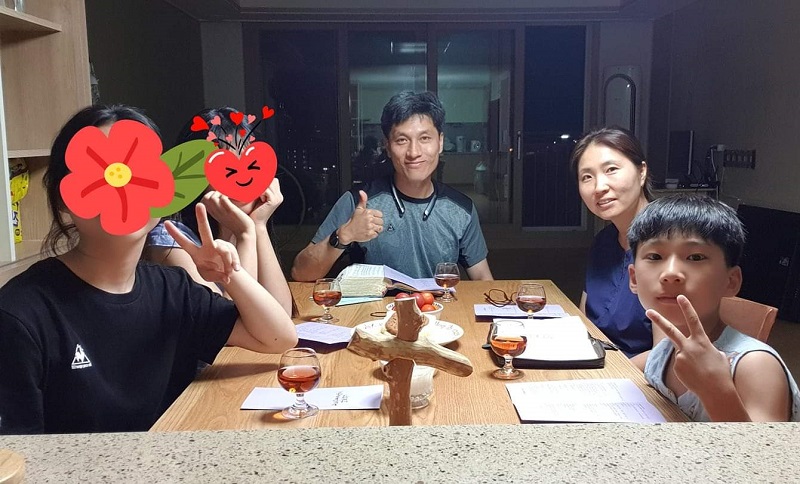 이덕주 목사 가정의 가정예배 모습. 사춘기 장녀와 차녀의 얼굴을 가려주는 센스가 느껴진다
