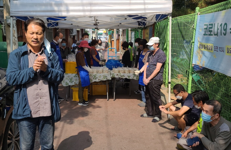 임명희 목사 / 영등포 노숙인의 대부로 알려진 임명희 목사(광야교회 담임)는 아세아연합신학대학, 합동신학대학원대학을 나오고 예장(합신) 광야교회 개척 후 34년째 목회하고 있으며, 교회 법인을 설립하여 무료급식소, 홈리스쉼터, 쪽방상담소, 돈키호테까페, 엘레오스치료원 사역을 이어오고 있다.