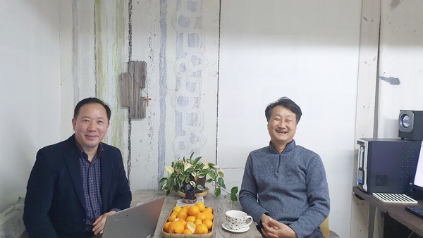 최광순목사(좌측,일목), 최원영목사(본헤럴드대표, 본푸른교회담임, 우측)