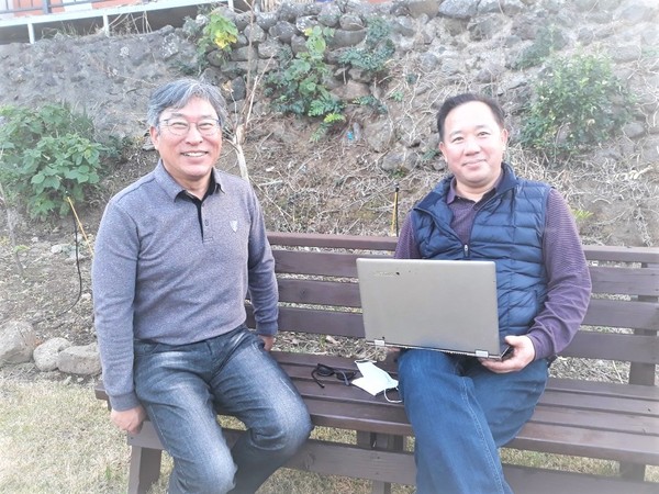 임상필목사(창암복지재단&창암재활원 이사장, 제주임마누엘하우스대표, 좌), 임상필목사(예장통합, 고려대학교, 장신신대원 )는 임마누엘하우스 교회를 목회 하면서, 한일장신대, 대전신학대, 서울장신대에서 후학을 양성하였을뿐아니라 많은 번역서와 저서를 통해 학문 연구에 최선을 다하는 실천 목회자이며 신학자이다.최원영목사(본푸른교회담임, 본헤럴드대표, 우)