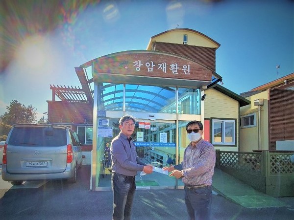 주욱중목사(조은비전교회)는 추수감사절 헌금을 창암재활원(이사장 임상필목사)에 전달했다.