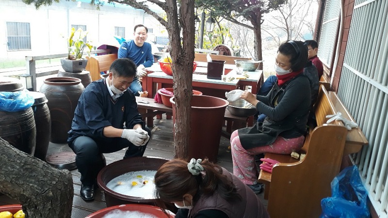 교회 모과 세척을 돕는 김종섭 안수집사의 다정다감한 모습