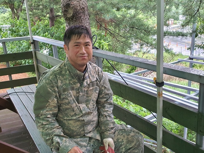 변화산기도원 데크공사로 수고하는 김종섭 안수집사