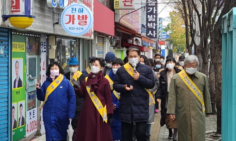 지난 11월22일 주일 광야교회 노방전도 모습