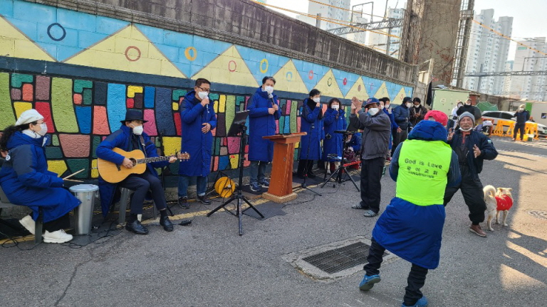 11월 25일 광야교회 주먹밥 전도 모습