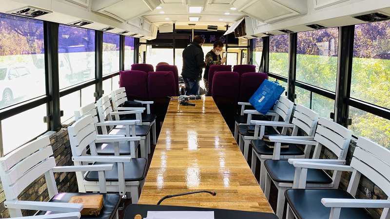 차량 전면-예배당 입구