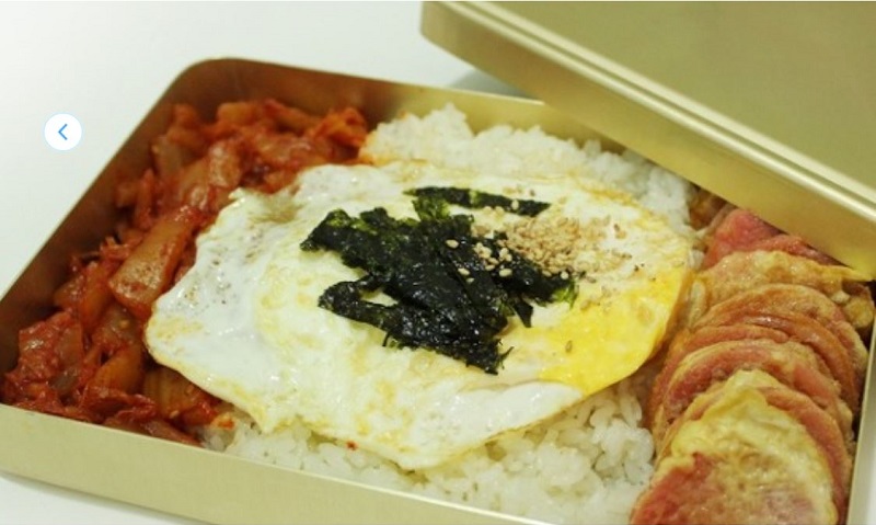 겨울이면 교실 갈탄 난로 위에 올려 놓은 추억의 도시락이 아련하다(출처: 위키백과)