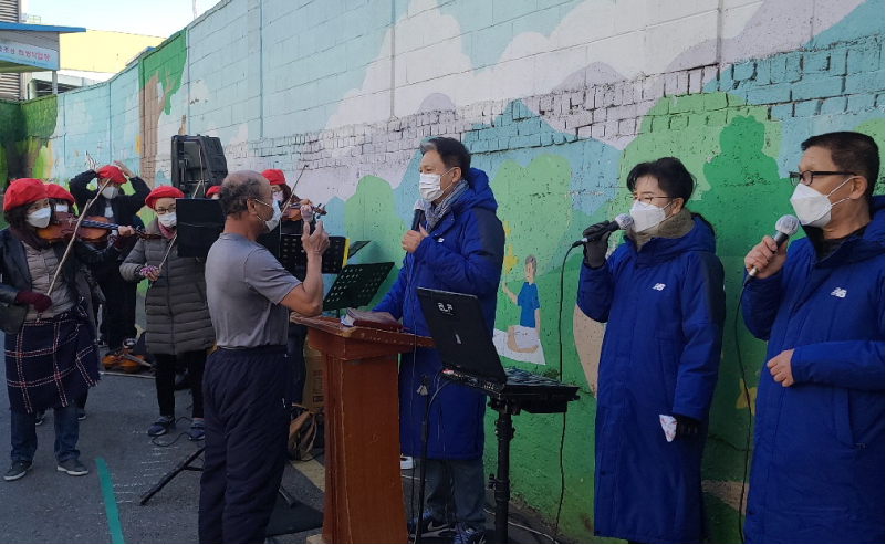 주먹밥 전도 현장, 영하 4도의 추위에 김경철 목사, 노하나 목사, 빨간 베레모를 쓴 바이얼린팀이 함께 했다