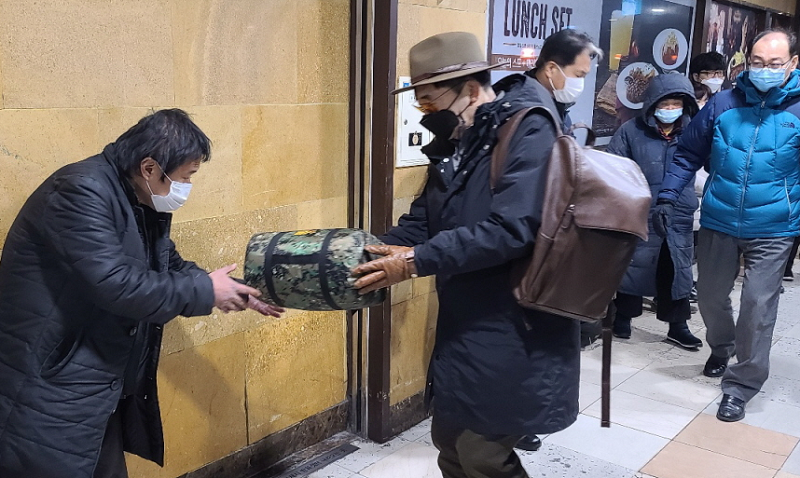 대학촌교회(12월 3일,목) 서울대학 교회(12월 4일, 금)이 함께 침낭, 내복, 잠바를 나눴다.