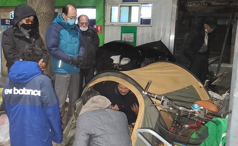 침낭, 내복, 잠바 나눔을 위해서 노숙자 텐트를 찾은 임명희 목사
