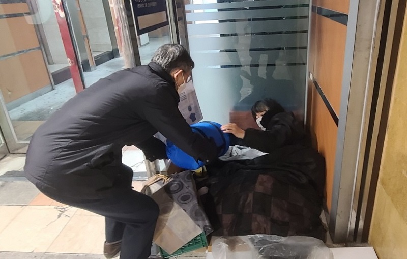 대학촌교회(12월 3일,목) 서울대학 교회(12월 4일, 금)이 함께 침낭, 내복, 잠바를 나눴다.