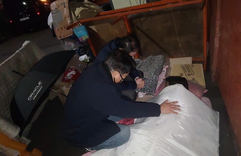 대학촌교회(12월 3일,목) 서울대학 교회(12월 4일, 금)이 함께 침낭, 내복, 잠바를 나눴다.