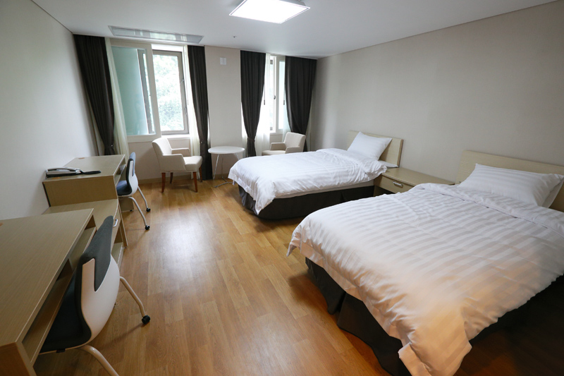 ‘코로나19’ 감염경증환자 생활치료 병실로 사용될 예정인 소망수양관 2인실(소망수양관 홈페이지)