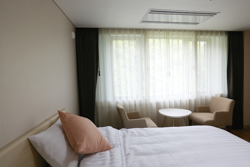 ‘코로나19’ 감염경증환자 생활치료 병실로 사용될 예정인 소망수양관 2인실(소망수양관 홈페이지)