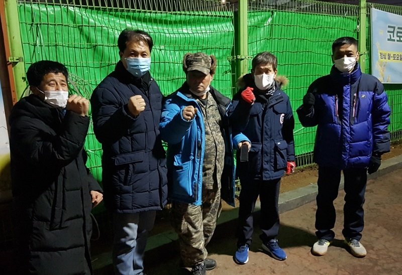 광야교회 야간순찰조. 한 겨울 거리에서 쪽잠을 자는 자들을 돌보는 생명의 마지노선 같은 분들이다