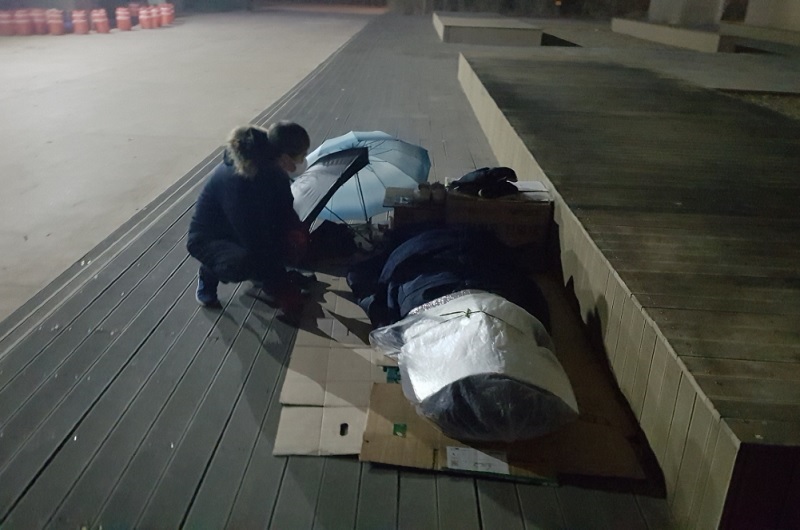 광야교회 야간순찰조는 위태한 생명들을 돌보는 주님의 날개깃이다.