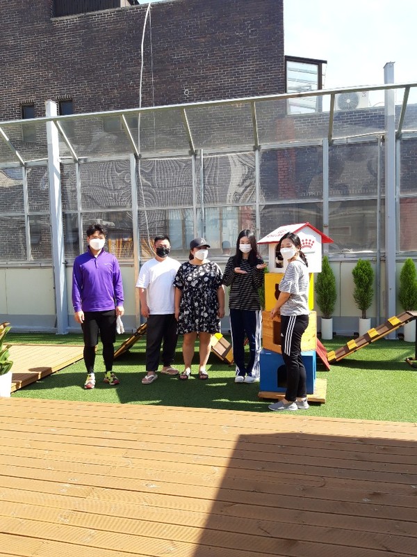 미우캣 보호협회 회원들