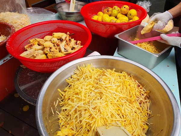 교회 마당에 20년전에 심어 놓은 모과나무에서 매년 풍족한 열매를 제공한다. 농약도 안뿌린다. 자연의 힘으로 공급받아 풍성한 모과차를 선물한다.