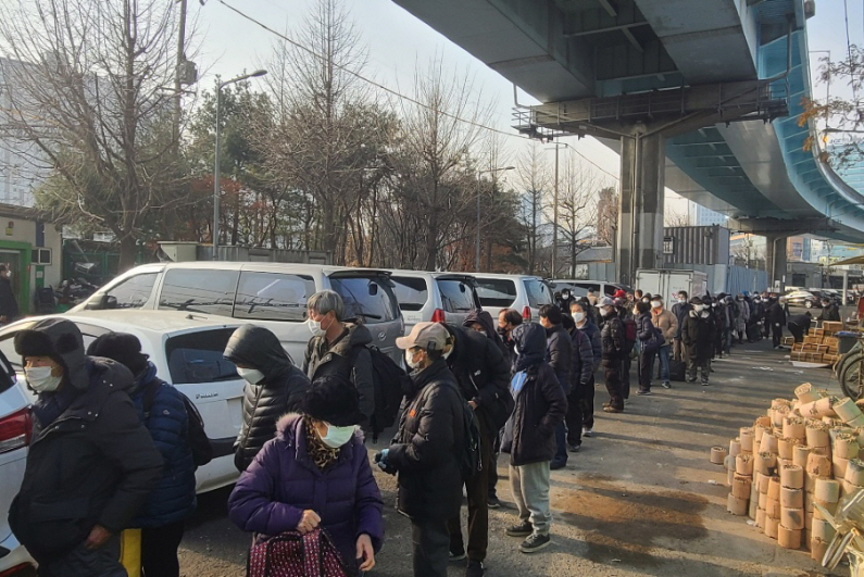 지난 12월22일의 주먹밥 나눔 전도 한 장면