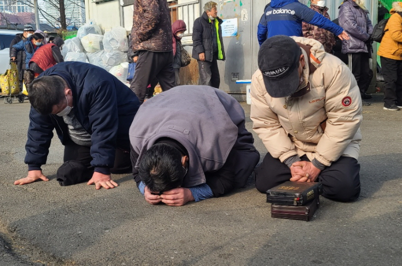 지난 12월22일의 주먹밥 나눔 전도 한 장면