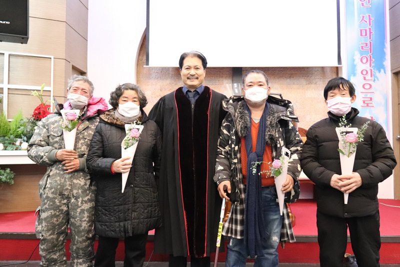 광야교회는 성탄절 예배를 맞아 4명의 학습교인을 세웠다.